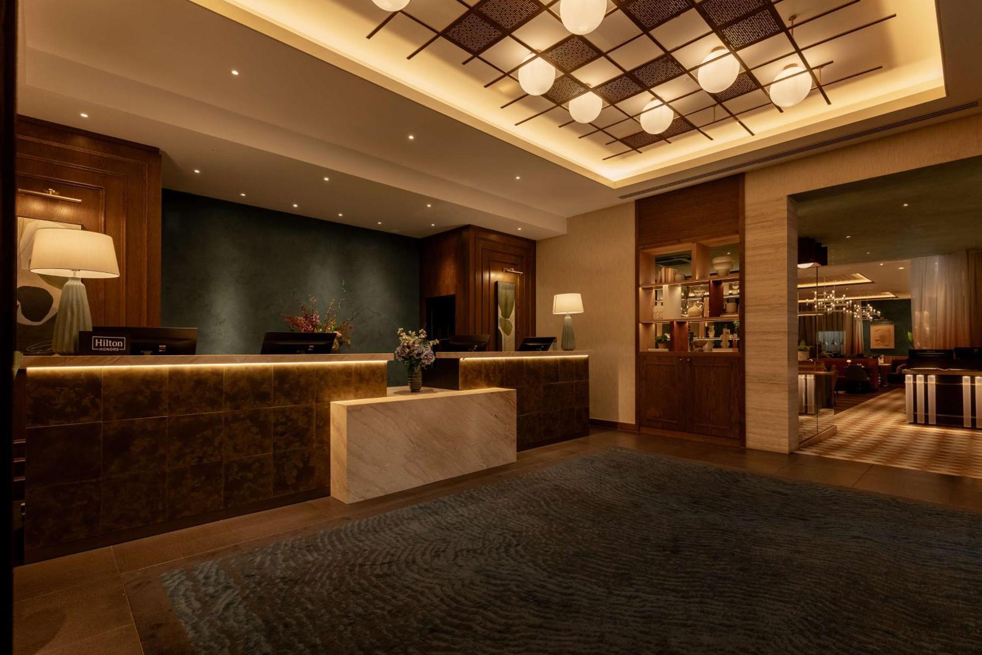 Doubletree By Hilton London Victoria Hotel Exterior photo